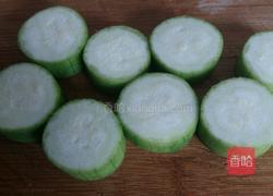 蒜末粉丝蒸丝瓜的做法图解2