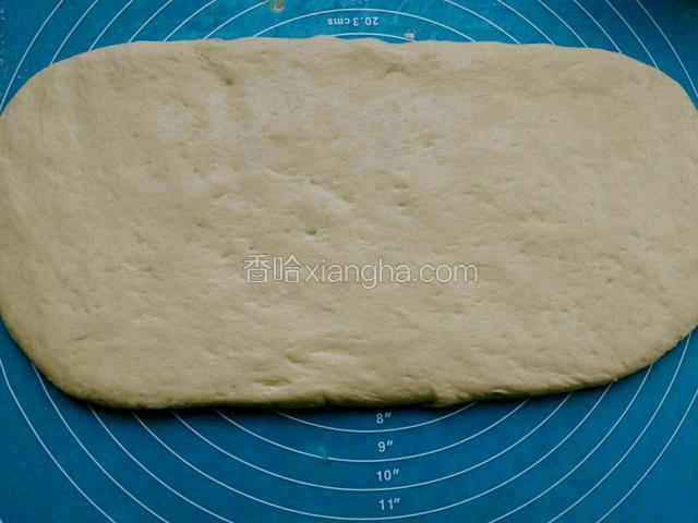 面案水抹油，用手压成大片。