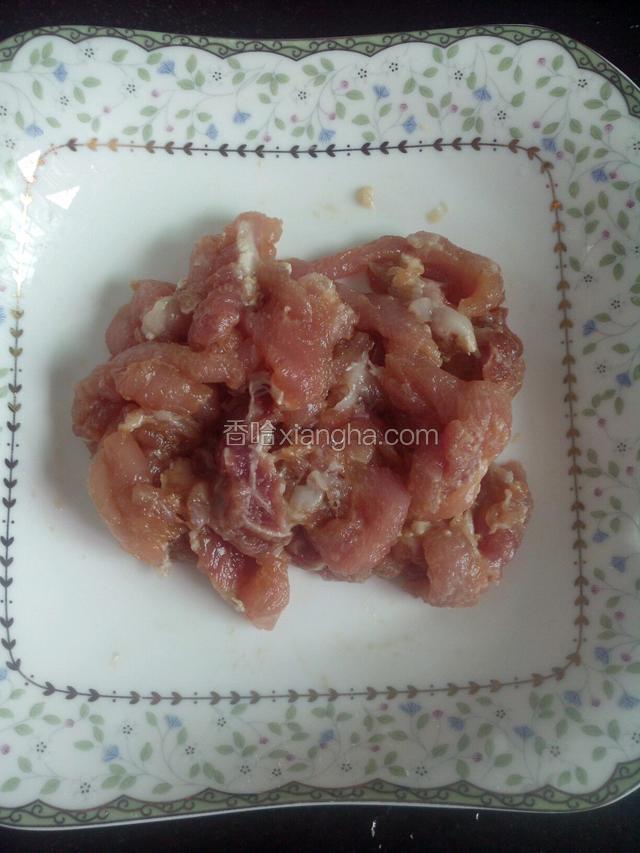 肉丝加少许料酒，生抽，盐，淀粉腌十分钟。