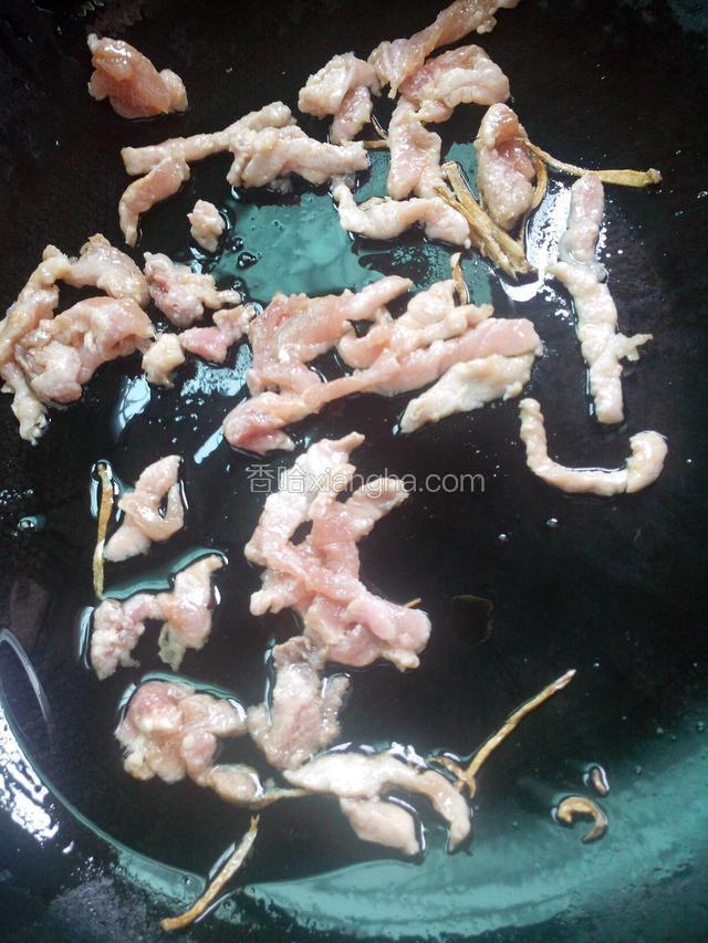 坐锅热油，先爆香姜丝，再下肉丝溜七成熟，盛出待用。