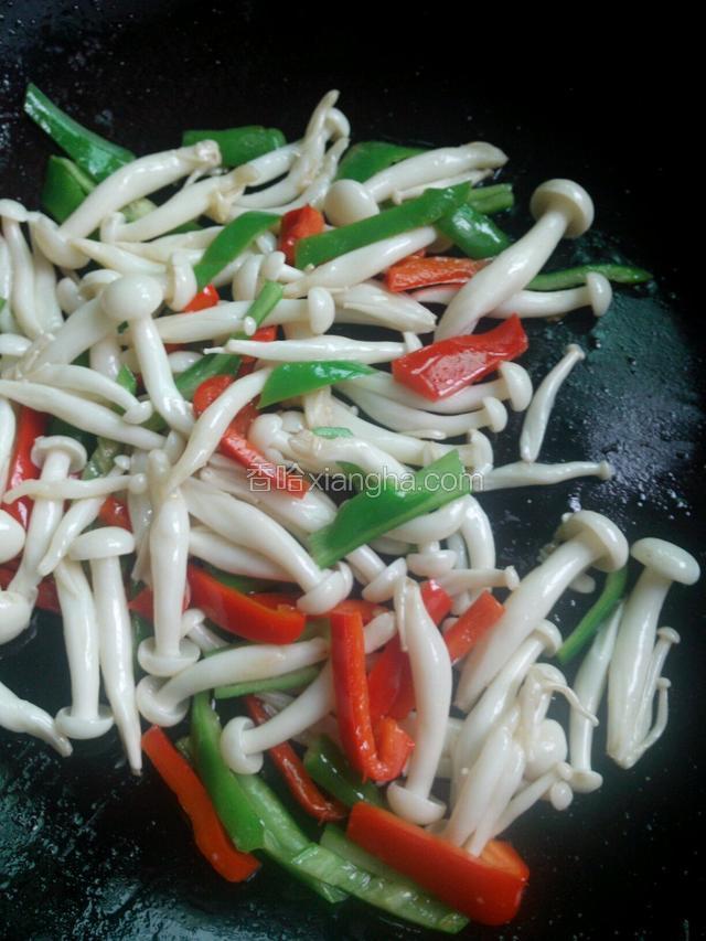 下白玉菇一起翻炒半分钟，加盐，鸡精炒匀。