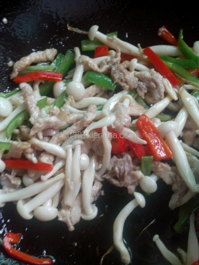 最后下溜七成熟的肉丝，加生抽，翻炒均匀，出锅。