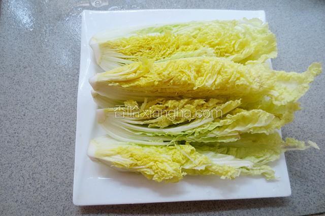 对半切，然后再切成小块，用清水洗干净。