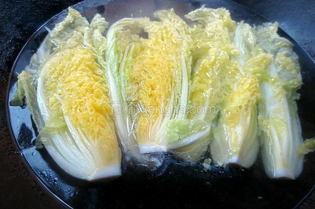 再放入沸水中焯一两分钟，放适量油和盐。