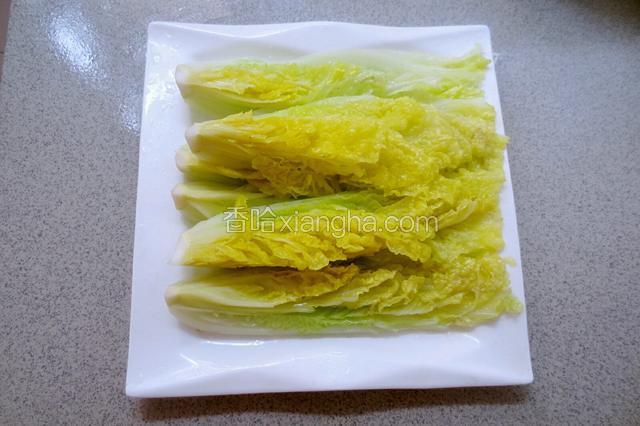 捞出沥干摆在盘里。