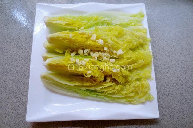 撒上蒜末。
