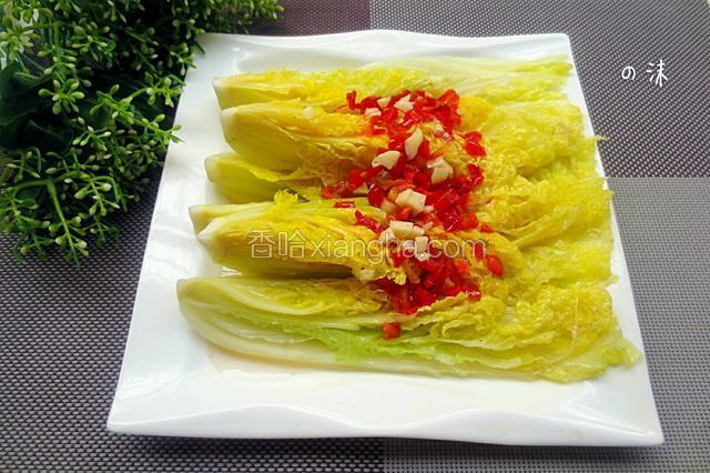 另起锅热油，再将滚油淋在娃娃菜上即可。