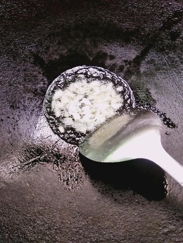 蒜切粒，入适量油爆香蒜粒，去掉蒜粒渣。
