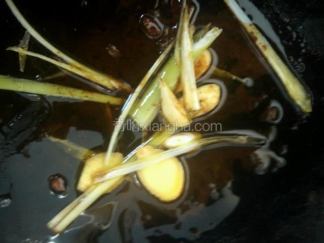 热油锅爆香葱姜蒜