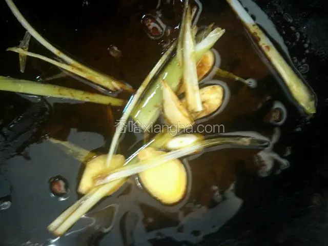 热油锅爆香葱姜蒜