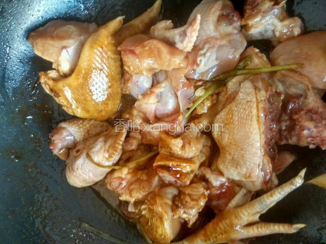 下鸡块翻炒，倒酱油上色