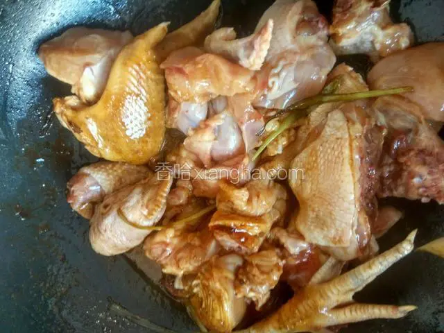 下鸡块翻炒，倒酱油上色