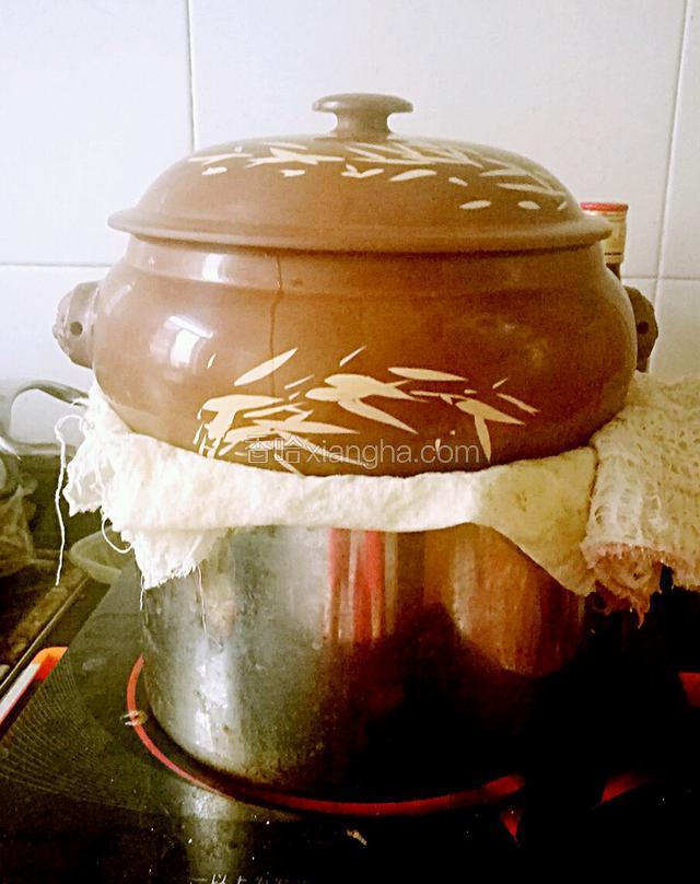 水锅大火烧开放上汽锅，待冒出大蒸汽后改中火蒸制。