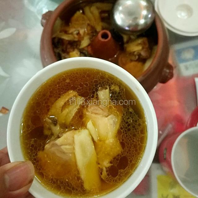 盛小碗内食用，味美汤鲜。