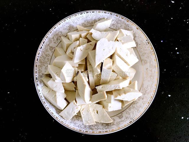 豆腐切成斜块。
