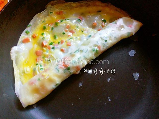 用舀饭的勺子或炒菜的铲子推动卷起来。