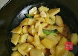 土豆炖牛肉的做法图解2