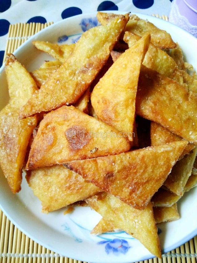 捞出炸好的咯吱控油