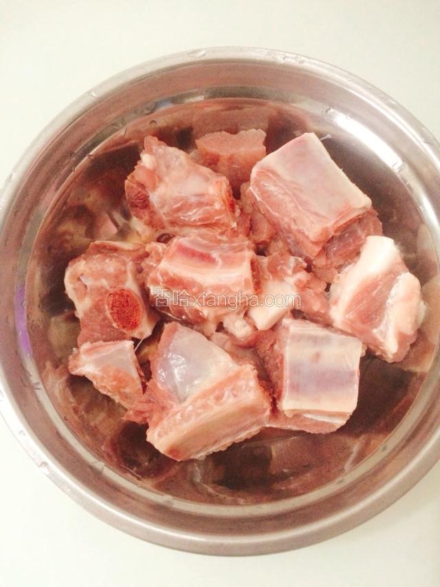 排骨斩块，洗净