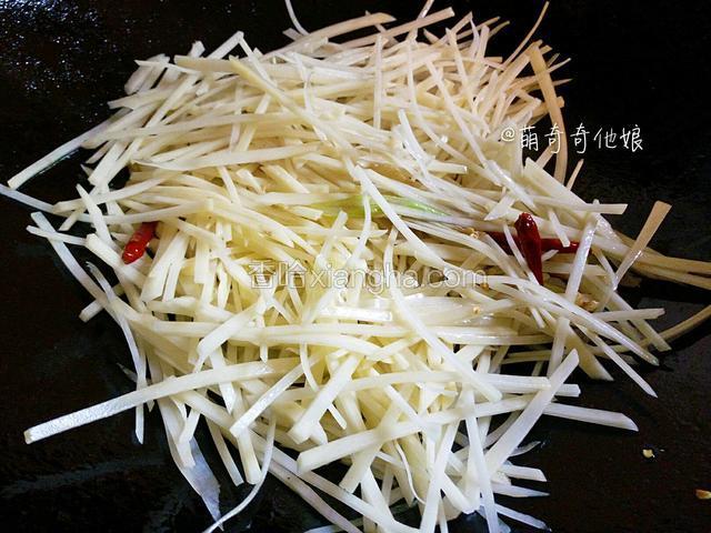 倒入土豆丝，转大火翻炒均匀。