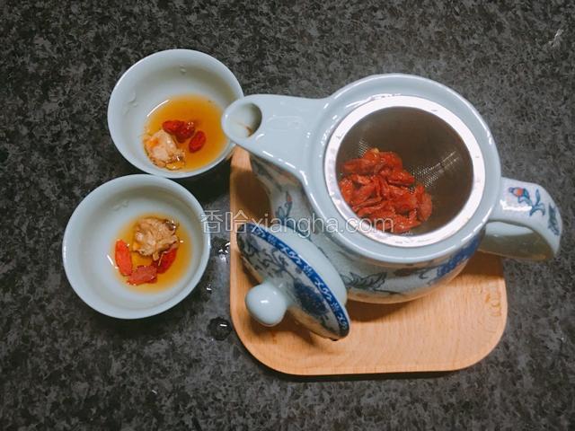 先泡少量开水，摇晃茶壶及杯子，再把水倒掉，这步骤叫“温茶”。