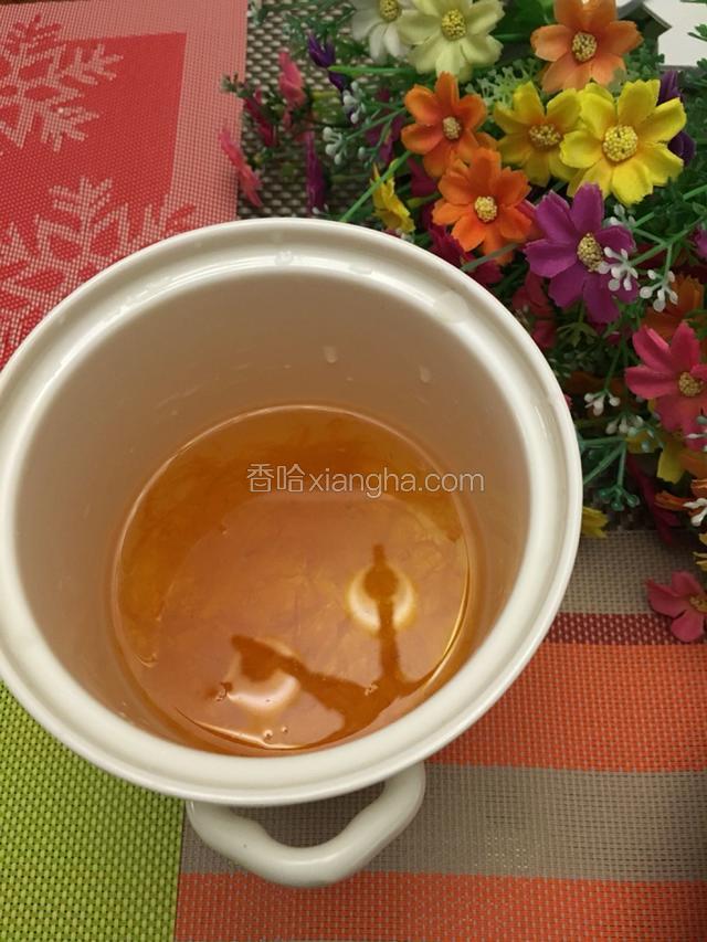 倒入过滤后过的水，没过燕窝一个手指高。