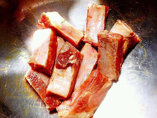 然后用手把排骨和调料抓匀，腌制二十分钟