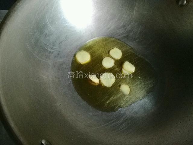 姜片下锅稍微炒炒