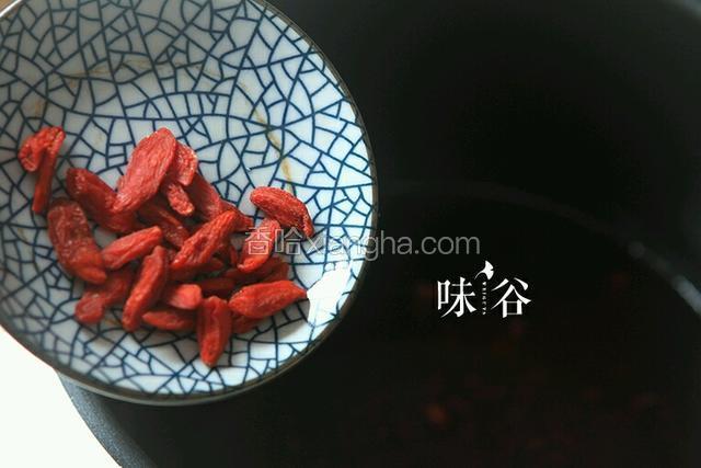 出锅前放枸杞和盐调味即可。