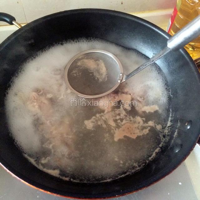 大火烧至龙骨块熟后，撇去浮沫。