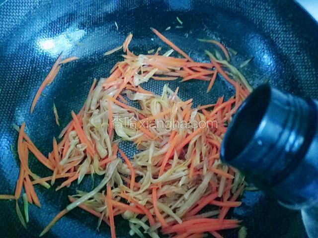 放少许味极鲜，提味用，不必太多