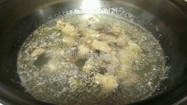 子鸡开水下锅煮5分钟，捞起沥干。