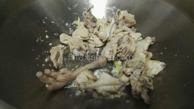 加入鸡块翻炒均匀