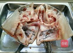 红烧鲢鱼头的做法图解1