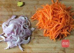 胡萝卜炒洋葱的做法图解1