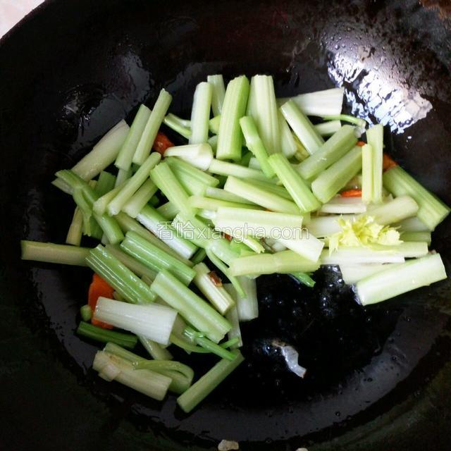 加入西芹翻炒