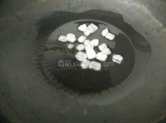油锅温热放入冰糖小火炒制糖色