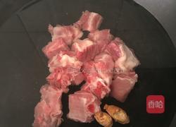 红萝卜烧排骨的做法图解2