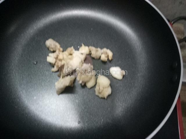 锅里放入油渣子炸出油