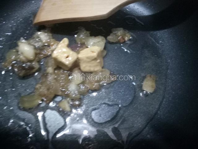 再放入腐乳压碎炒出味