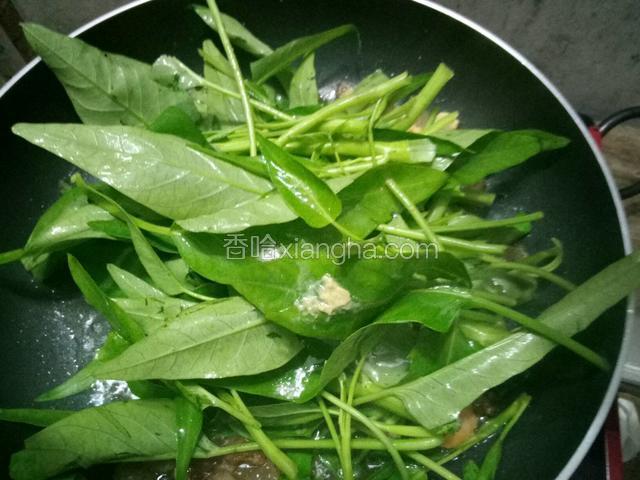 放入通菜翻炒