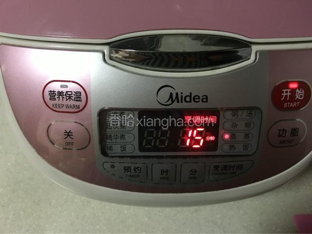 放入电饭煲内，水开再蒸15分钟，