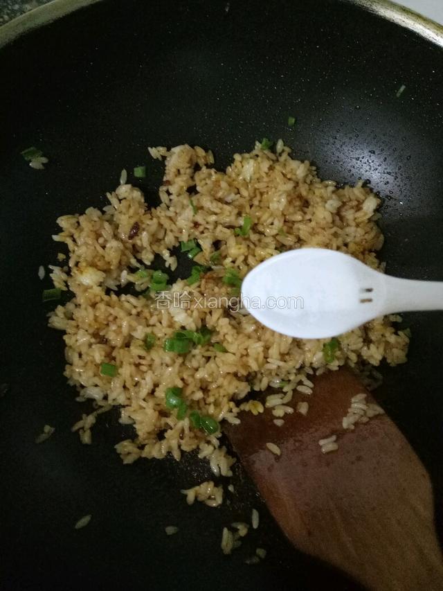 再少许盐调味，撒上葱花即可出锅。