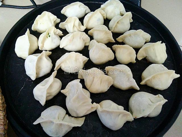 电饼铛放油烧热，放入包好的饺子。