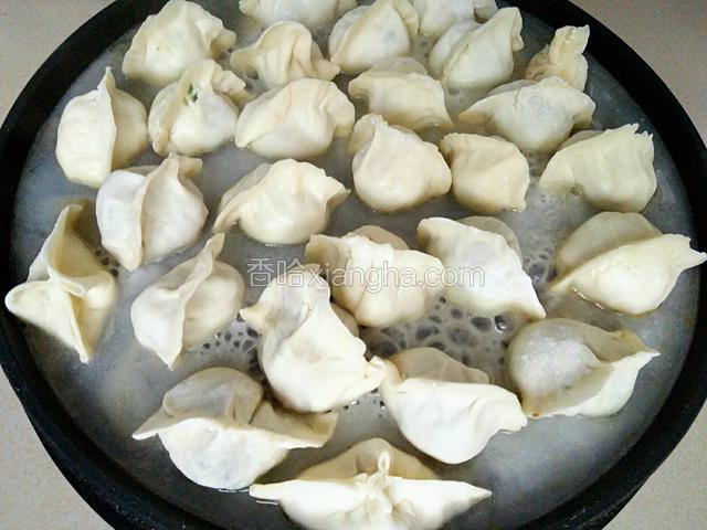 煎到底部金黄倒入调好的稀面水