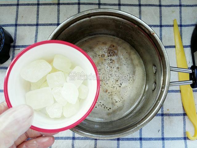 把过岀葡萄汁倒入冰糖