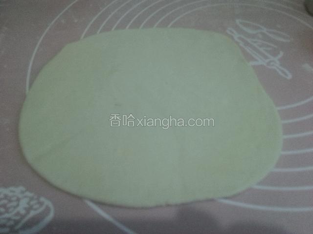 取一个面团擀成薄片。