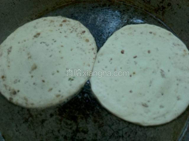 平底锅放入花生油，放入饼胚。中火烙至。