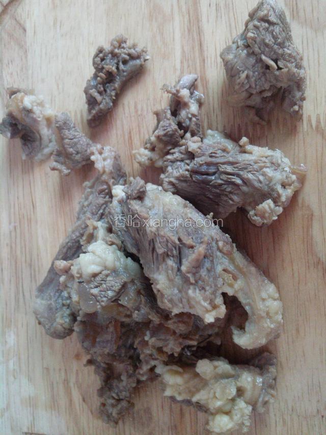 将牛肉捞出来。