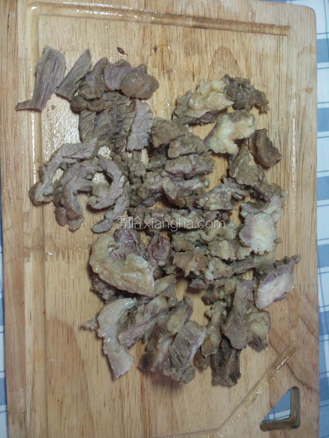 将煮过的牛肉厚片。